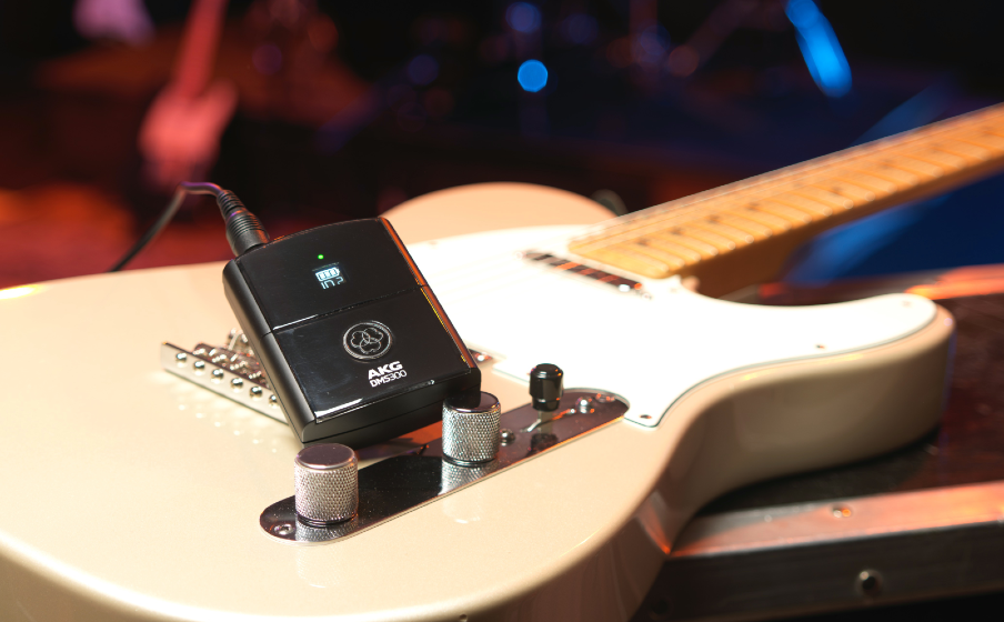 DMS300 Instrument Set Operação em 2,4 GHz. *Microfones sem fio e quaisquer produtos com transmissão podem ser temporariamente afetados por outros sinais de roteadores, televisão digital ou similares a depender da região em que se encontram, sem que tal interferência temporária represente qualquer defeito, nos termos da homologação da ANATEL para circulação do produto. Antes de adquirir este produto, certifique-se de que sua região não possui sistemas de transmissão que possam causar interferência nos canais da faixa de operação especificadas no manual do usuário. - Image